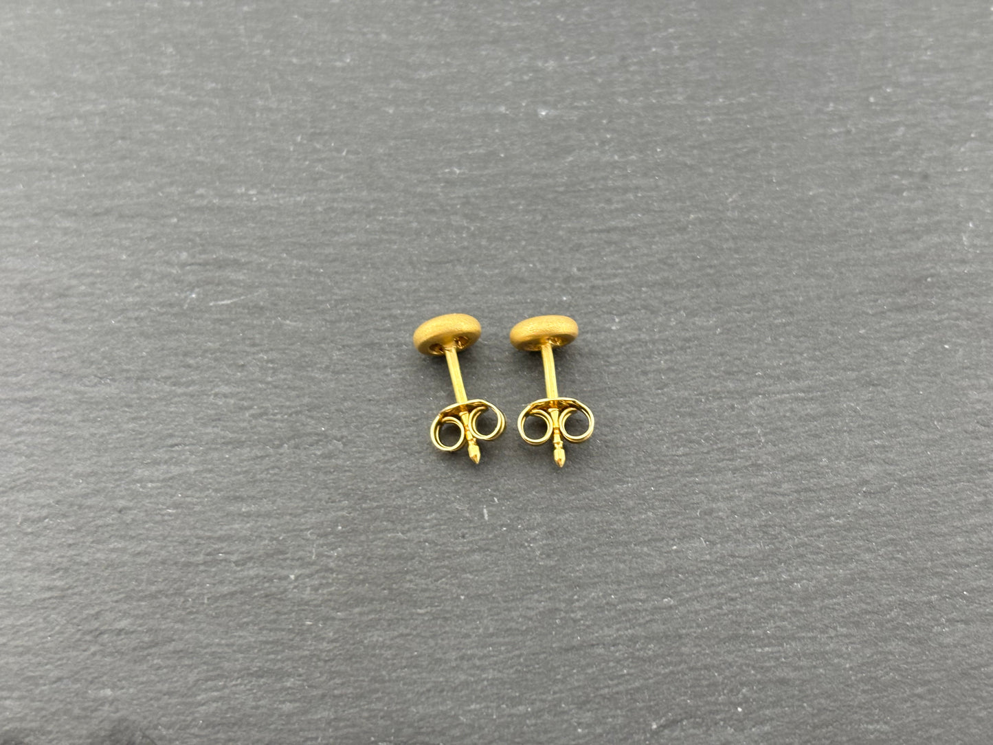 Verkauft ! Goldene Ohrringe Stecker 14K/585 GG mit Diamanten 0,1ct matt rund No.U18