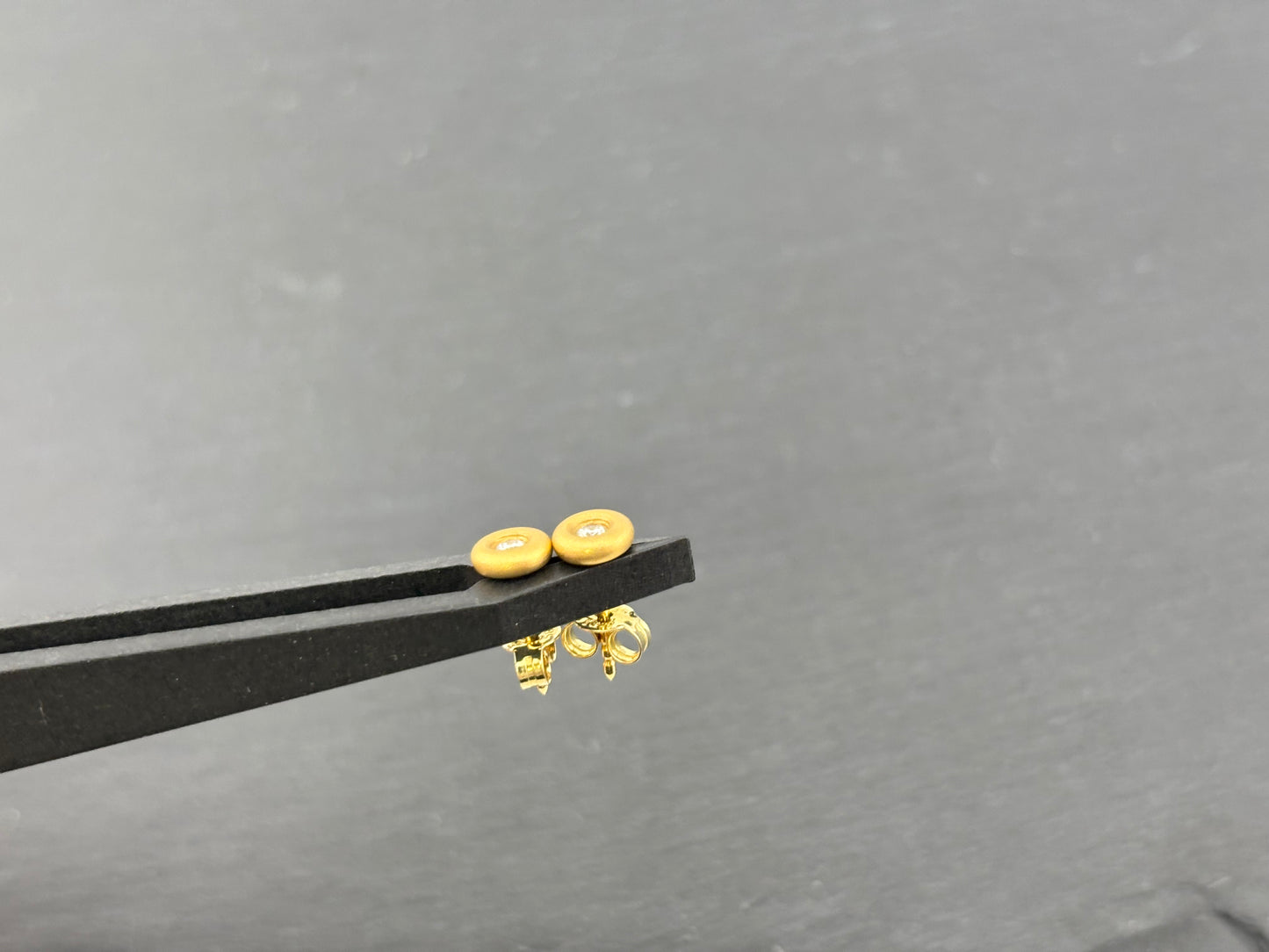 Verkauft ! Goldene Ohrringe Stecker 14K/585 GG mit Diamanten 0,1ct matt rund No.U18