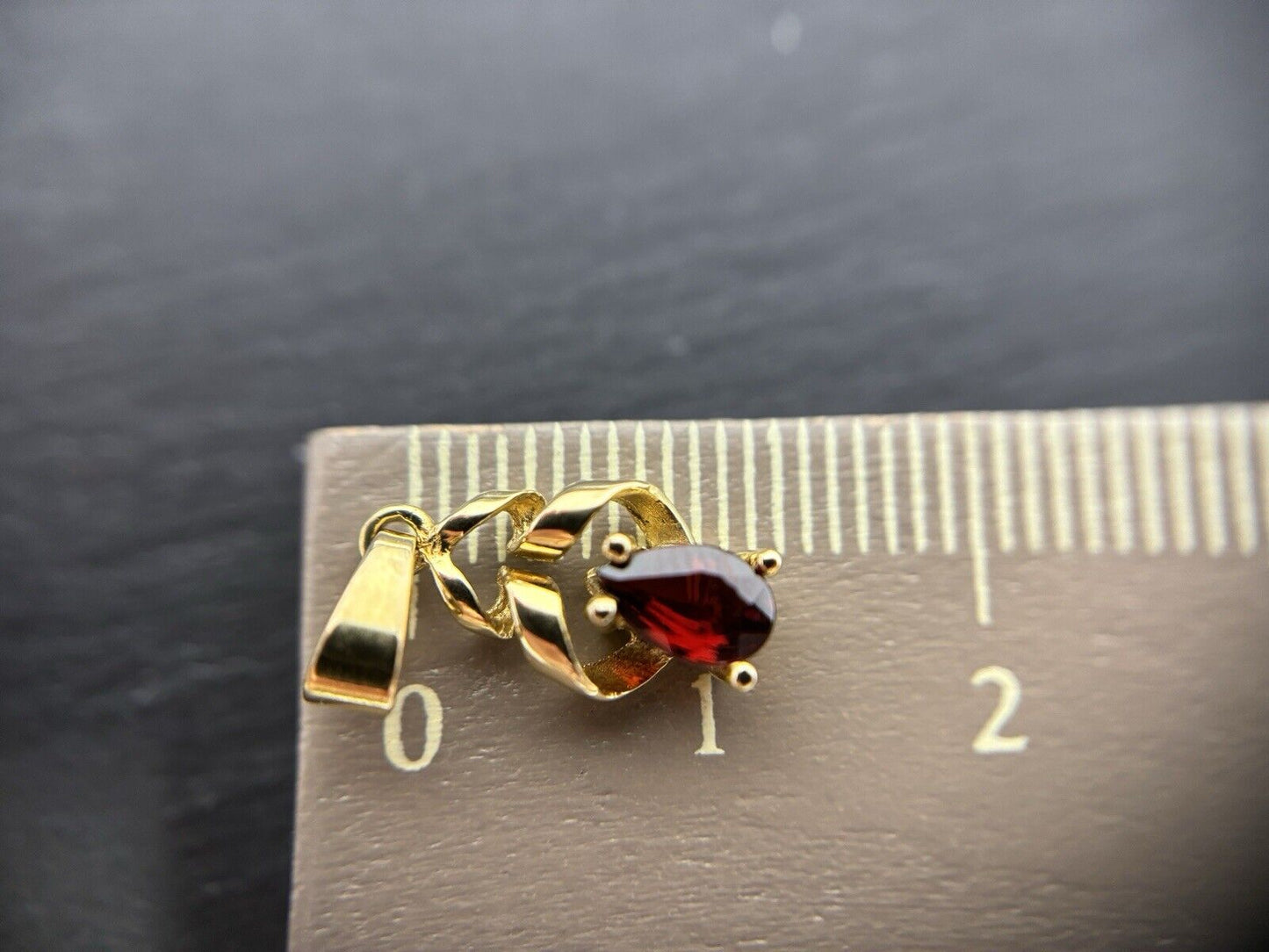 Gold Anhänger gezwirbelt 8K/333 Granat Tropfenschliff No.U58 verkauft