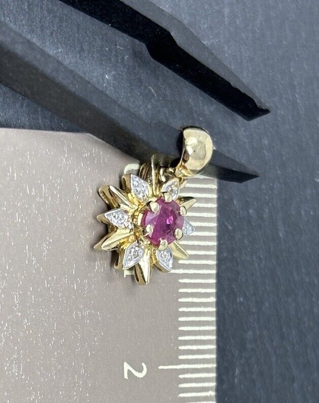 Gold Anhänger 14K/585 Gelbgold Rubin ca. 0,2ct mit Diamanten Stern/Blume No.135