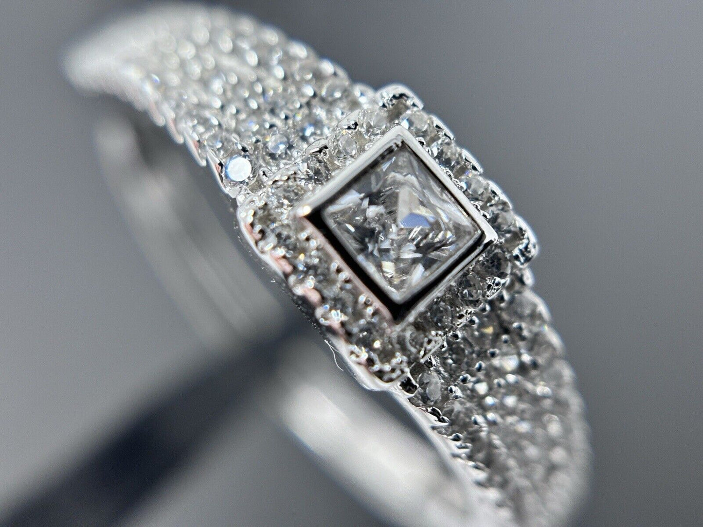 Entourage Ring Princesscut Silber 925er Steine in der Schiene