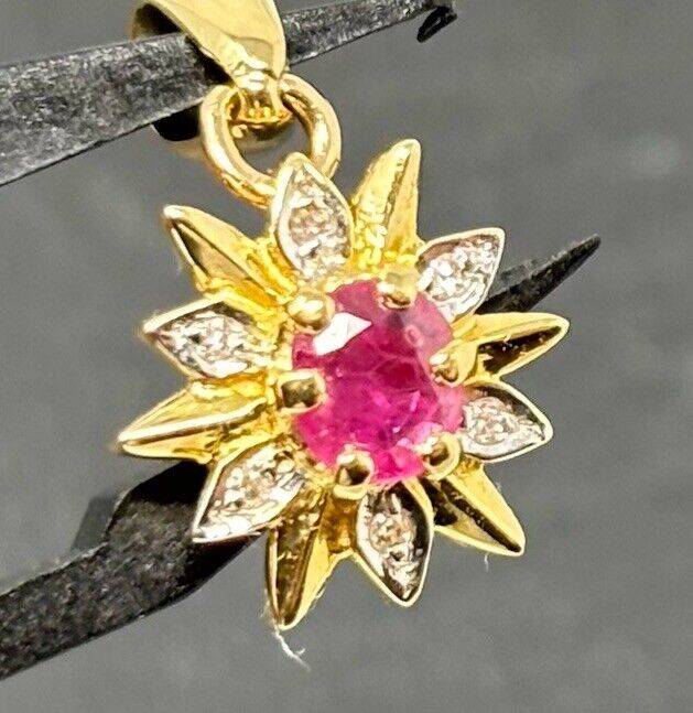 Gold Anhänger 14K/585 Gelbgold Rubin ca. 0,2ct mit Diamanten Stern/Blume No.135