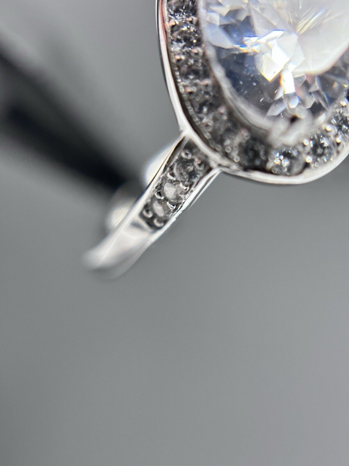 Entourage Ring Herzschliff Silber 925er Steine in der Schiene Halo Kanal