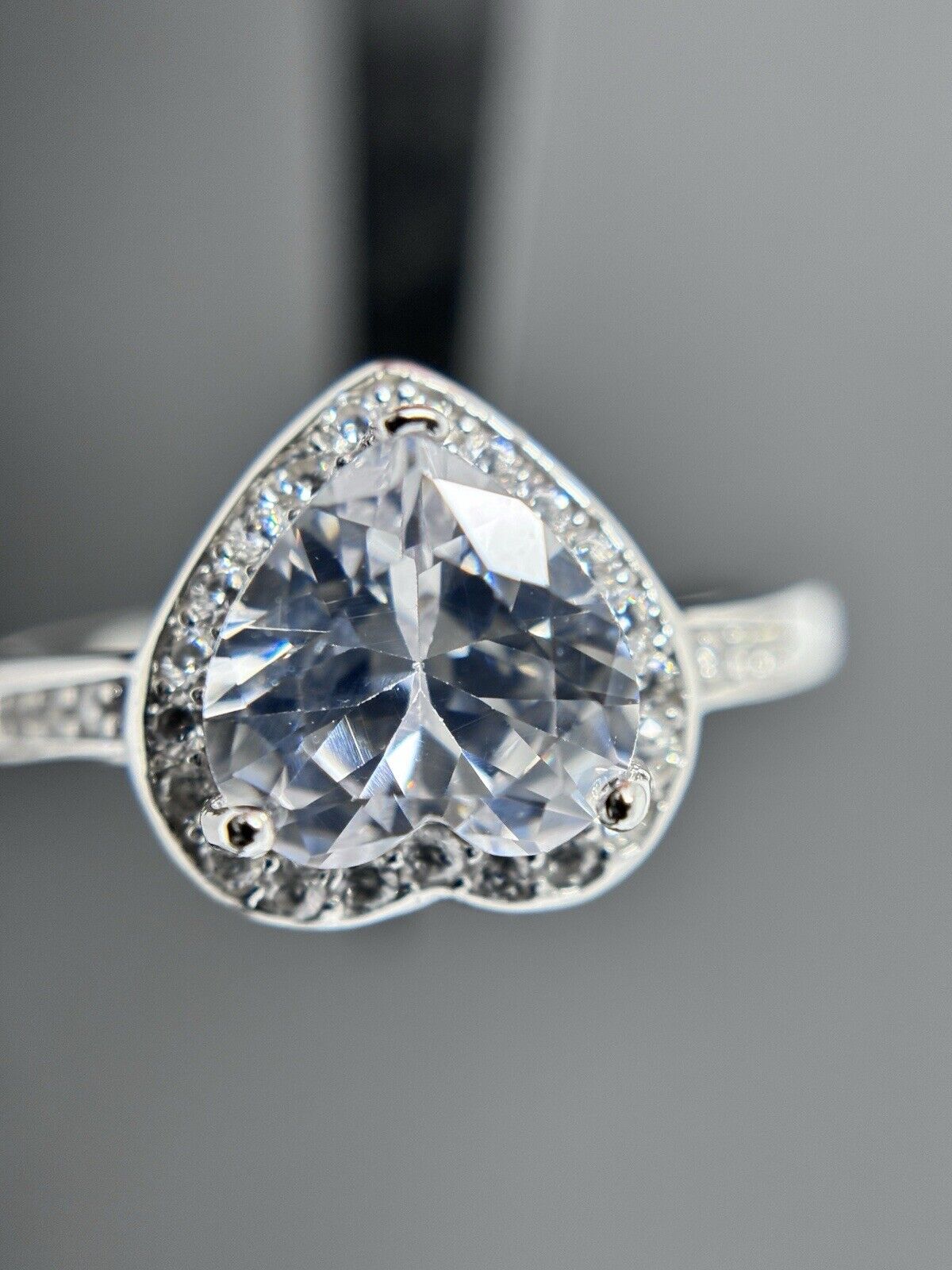 Entourage Ring Herzschliff Silber 925er Steine in der Schiene Halo Kanal