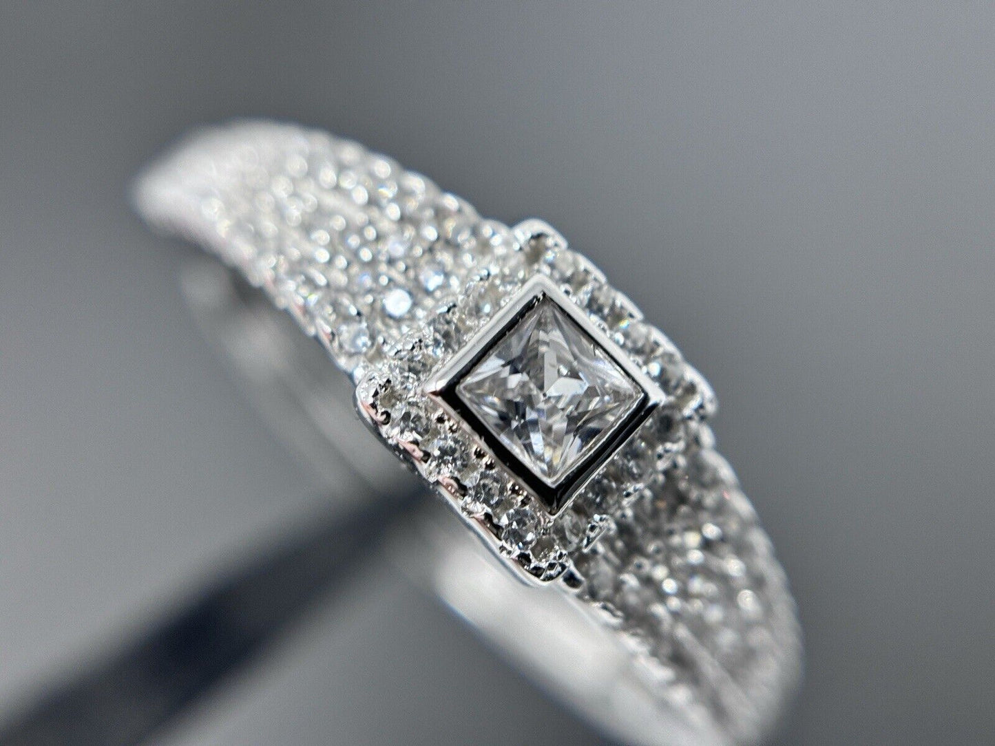 Entourage Ring Princesscut Silber 925er Steine in der Schiene
