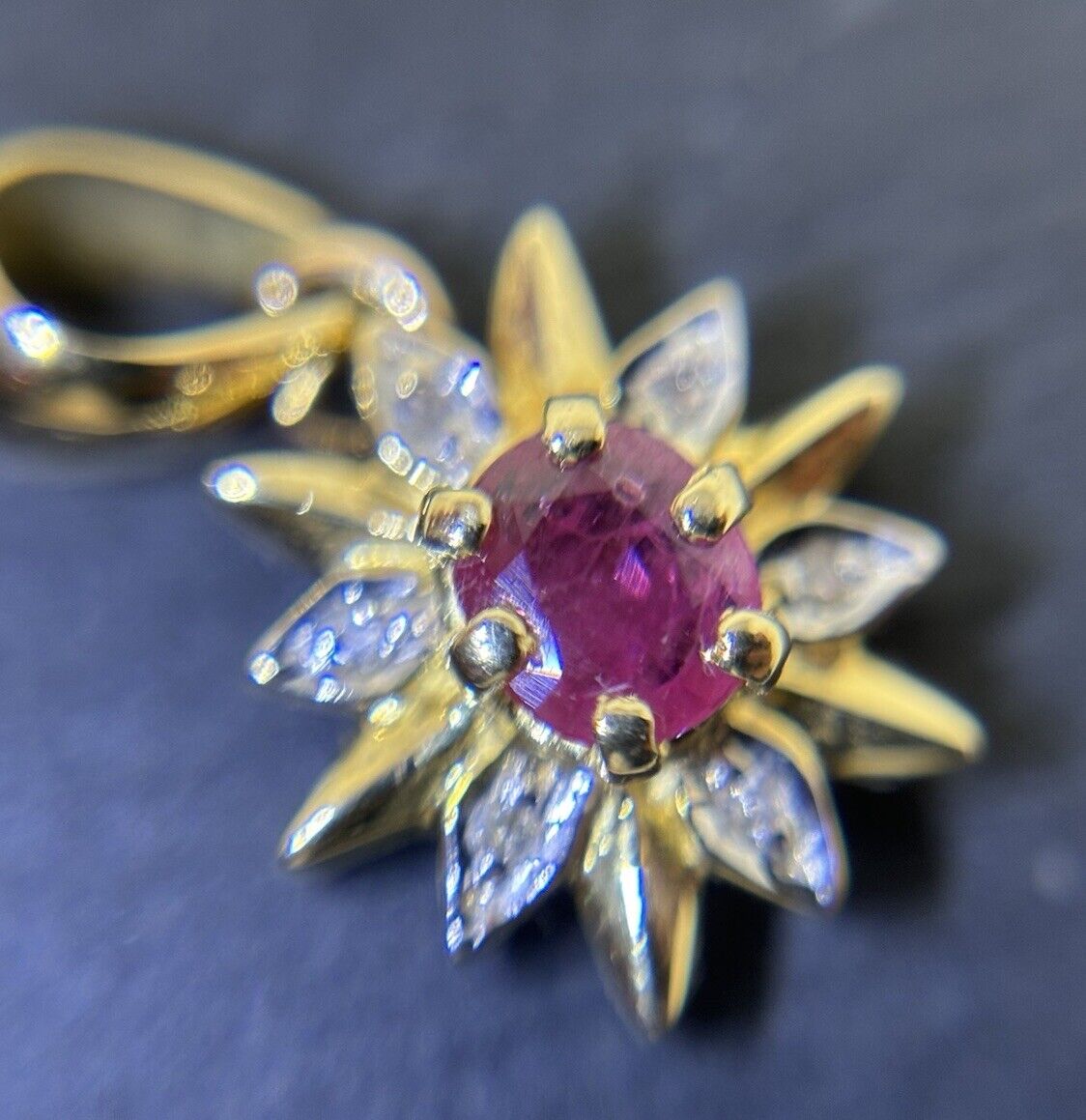 Gold Anhänger 14K/585 Gelbgold Rubin ca. 0,2ct mit Diamanten Stern/Blume No.135