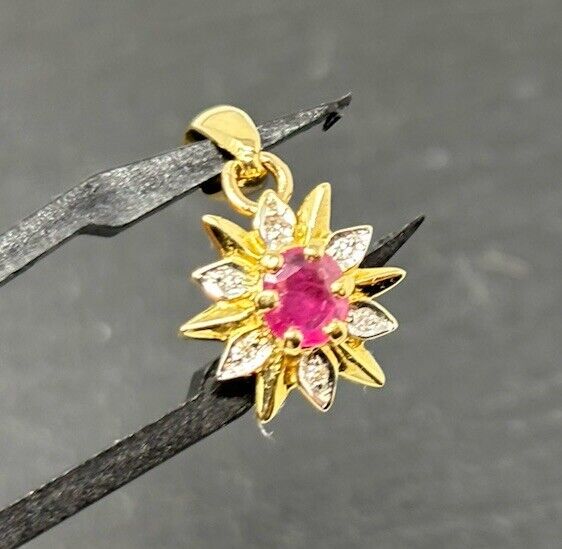 Gold Anhänger 14K/585 Gelbgold Rubin ca. 0,2ct mit Diamanten Stern/Blume No.135
