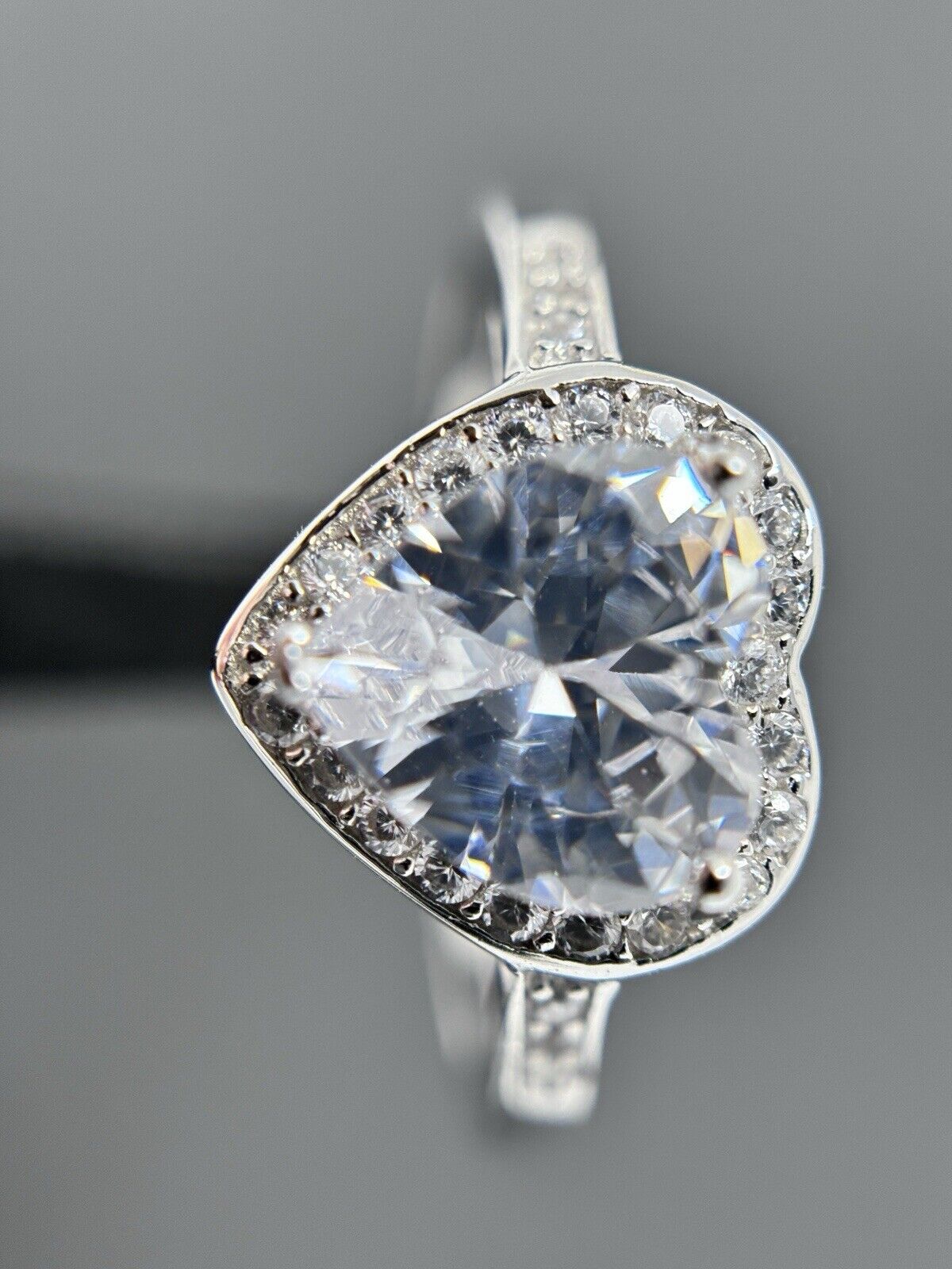 Entourage Ring Herzschliff Silber 925er Steine in der Schiene Halo Kanal