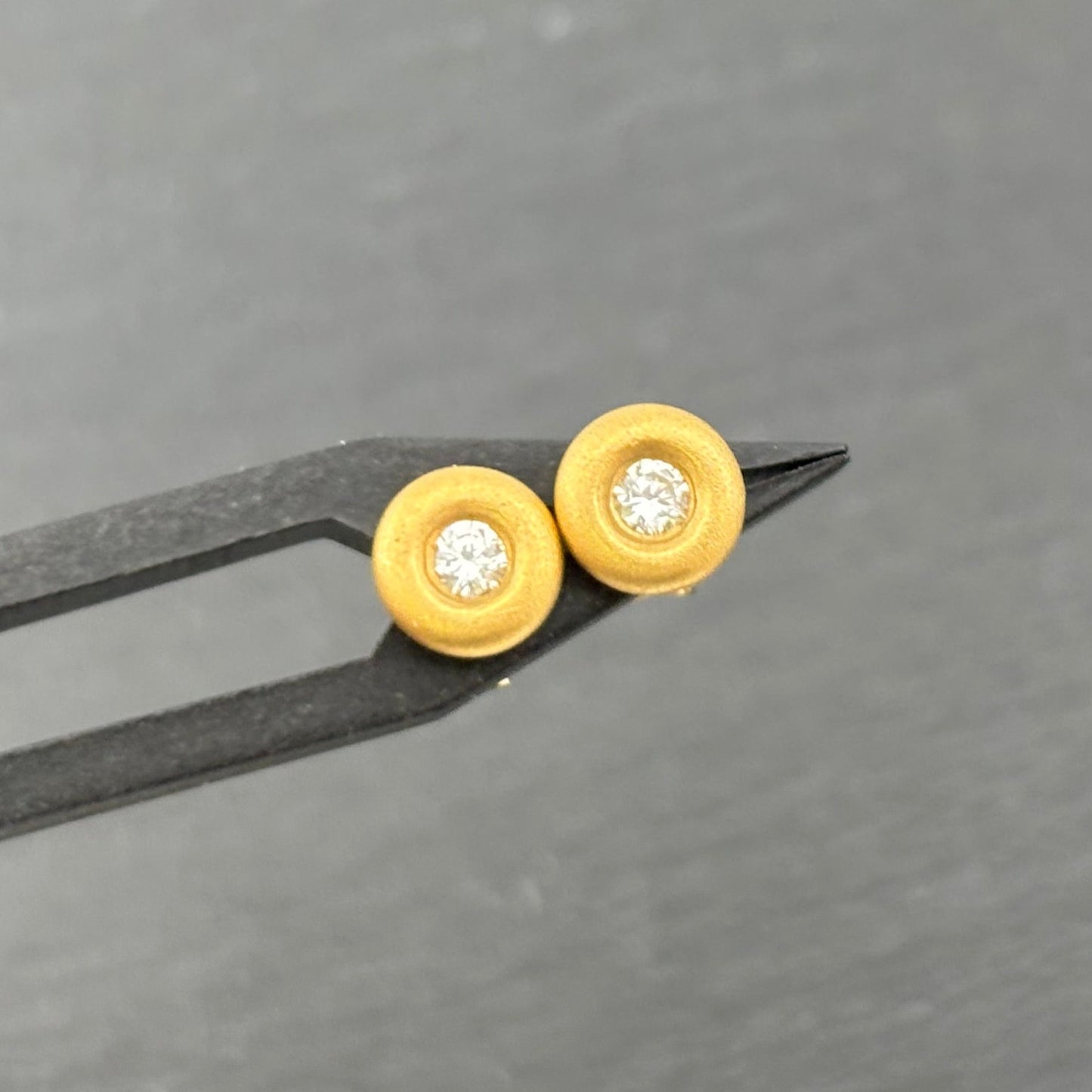 Verkauft ! Goldene Ohrringe Stecker 14K/585 GG mit Diamanten 0,1ct matt rund No.U18
