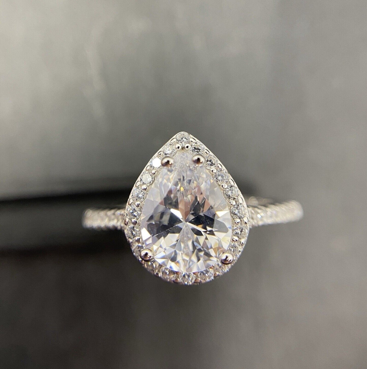 Silberring 925er Solitärring Halo Tropfenschliff Handgefasst