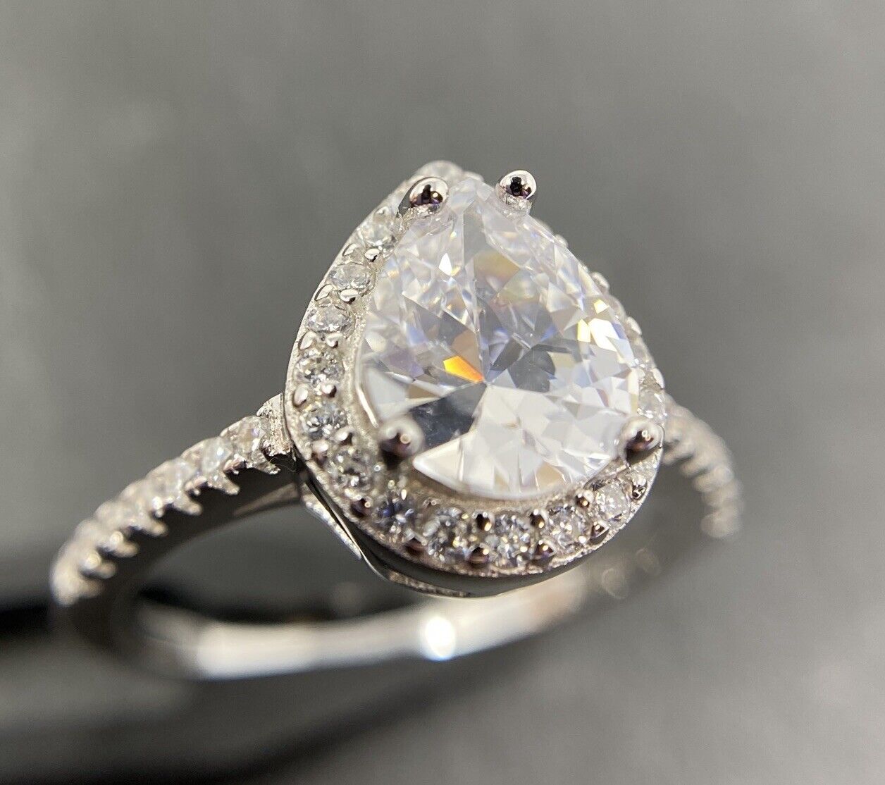 Silberring 925er Solitärring Halo Tropfenschliff Handgefasst