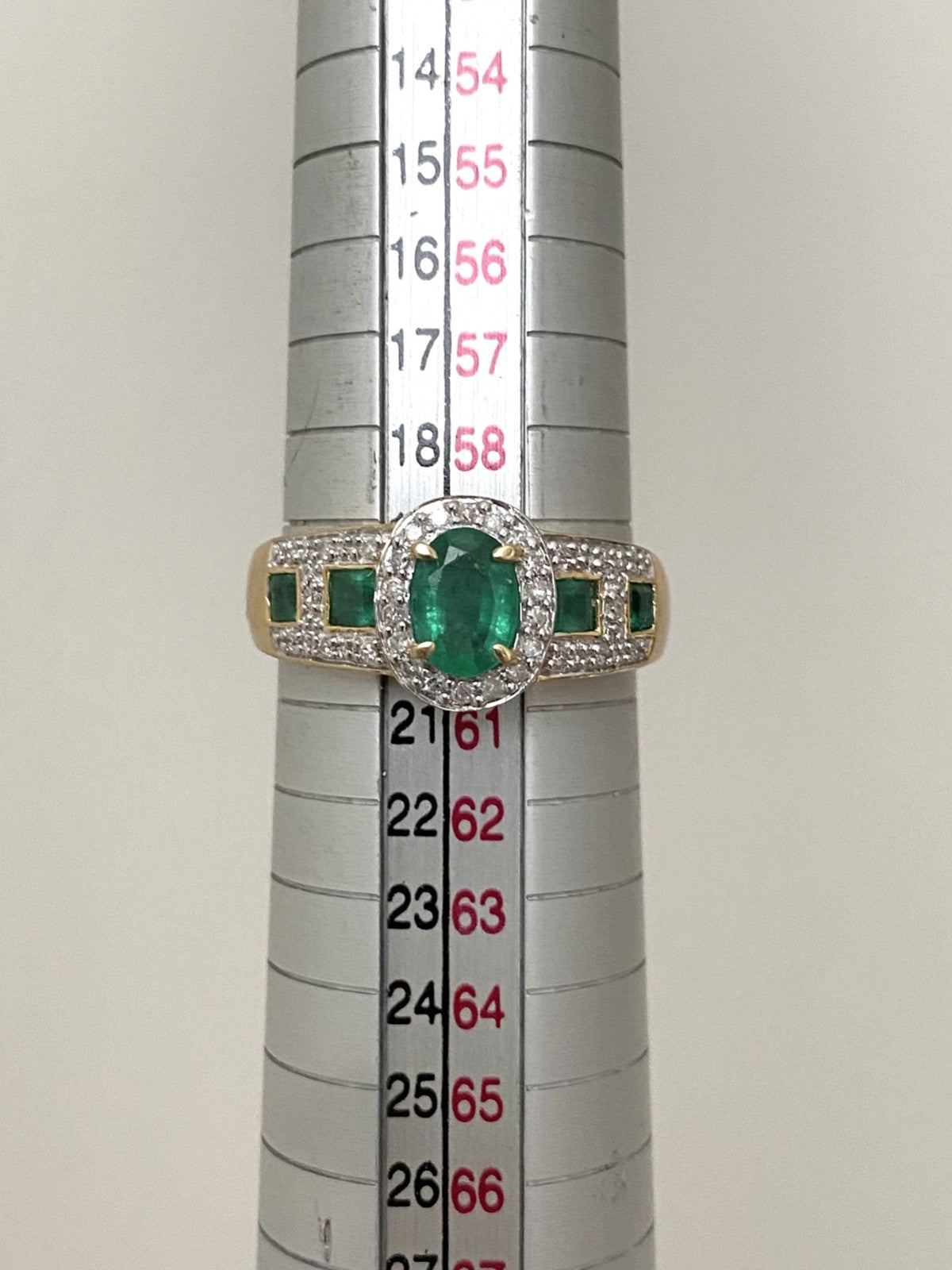 Entouragering Samaragd 18K / 750 Gelbgold 