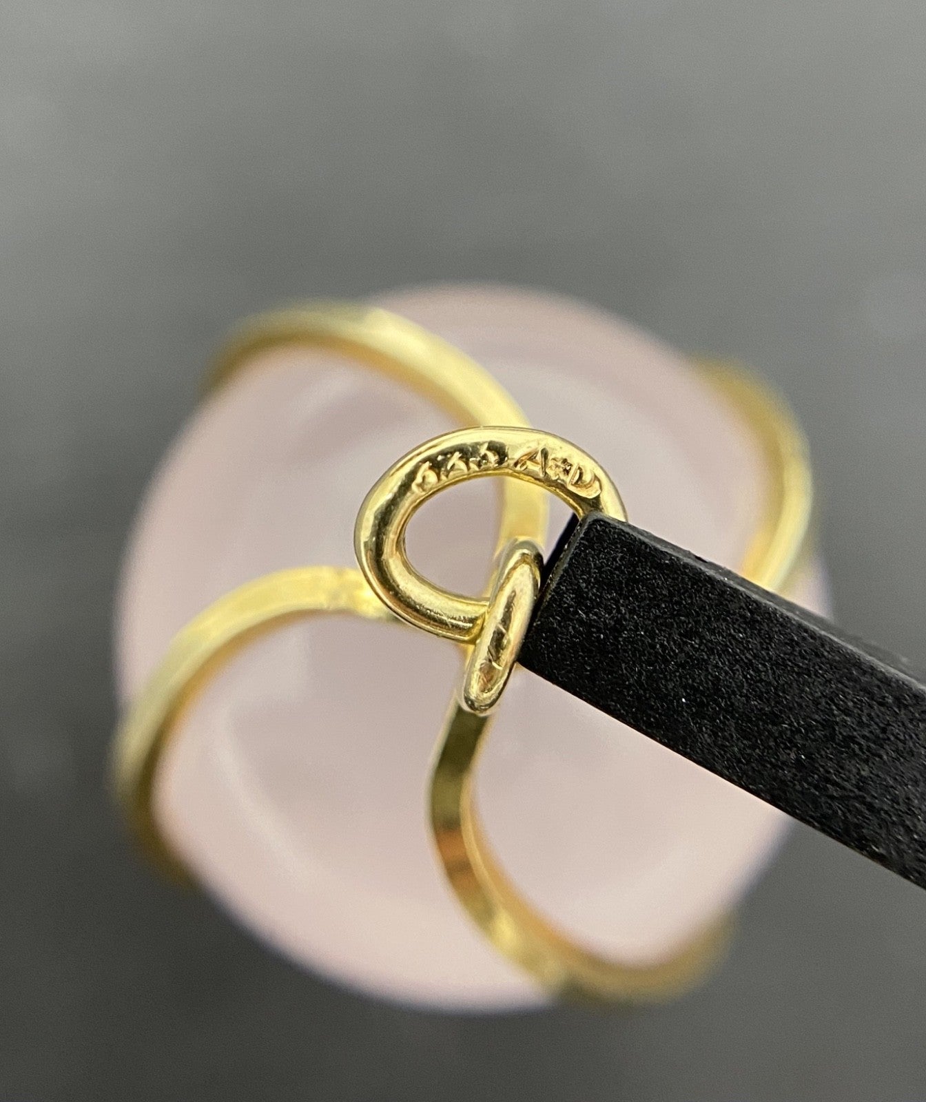 Rosenquarz Anhänger in 8 Karat Gold – Kugelform mit moderner Fassung