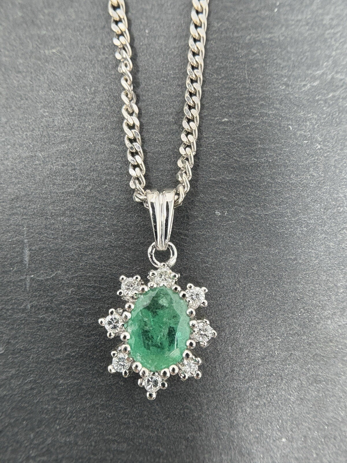 Weißgold Anhänger mit Kette | Brillanten Smaragd 14K/585 Weißgold Entourage
