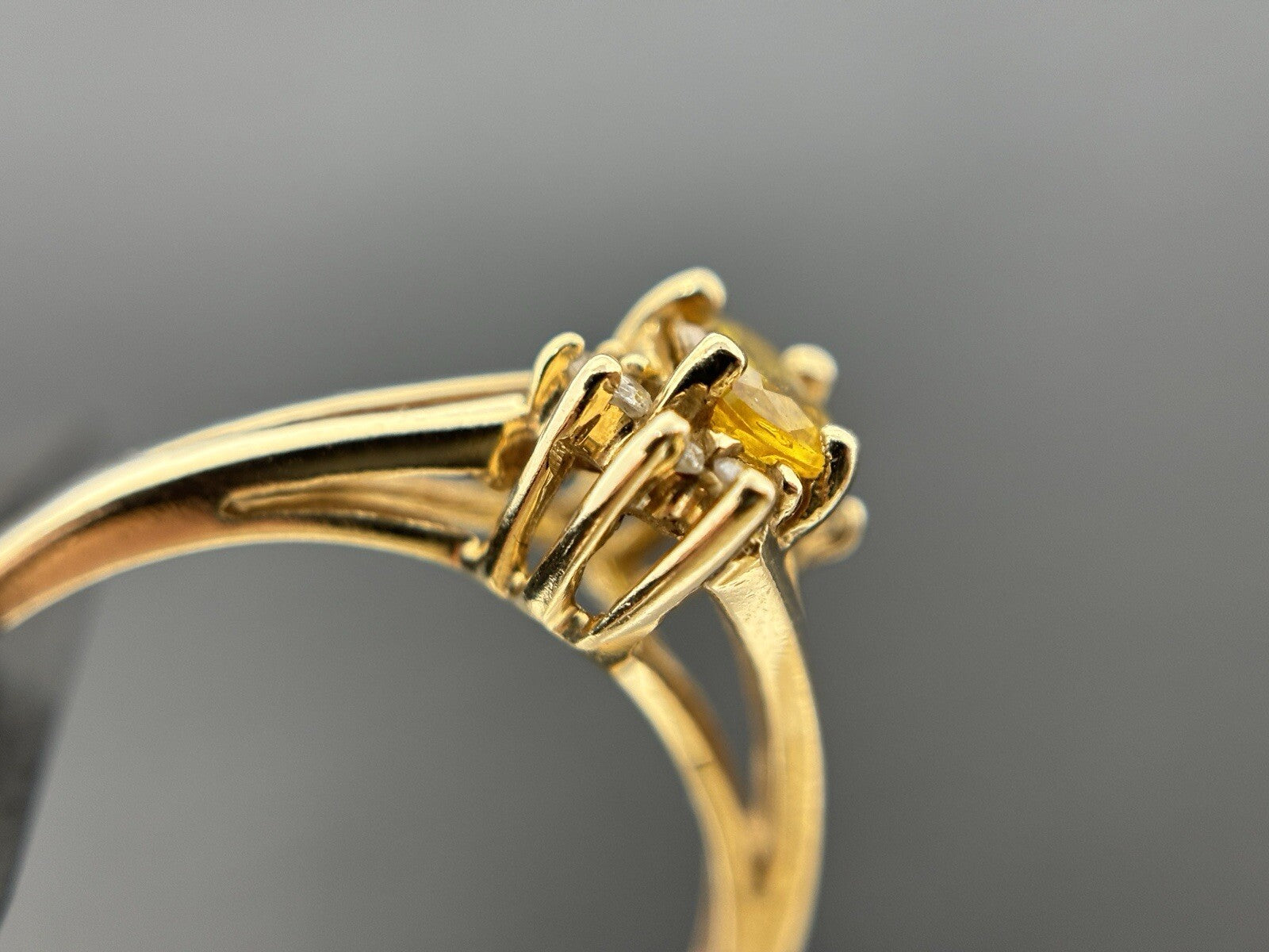 Gelbgold Ring gelber 0,7ct Saphir Brillanten Entourage 14K/585 