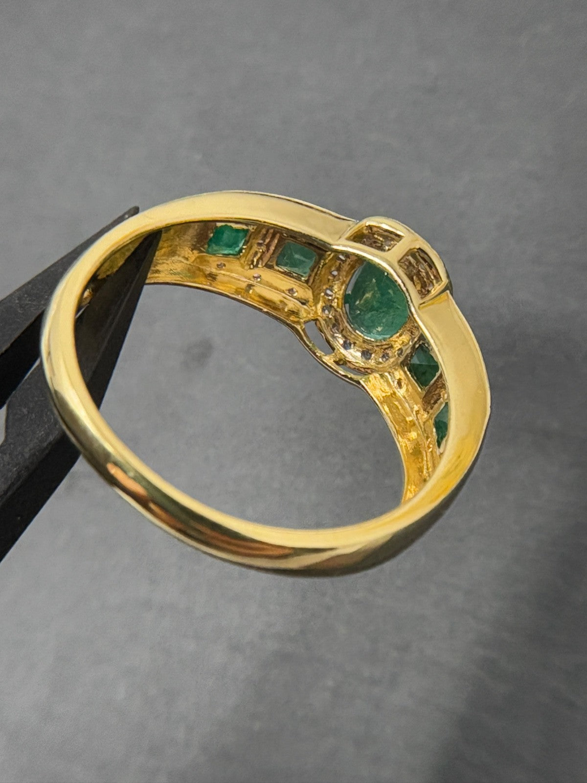 Entouragering Samaragd 18K / 750 Gelbgold 