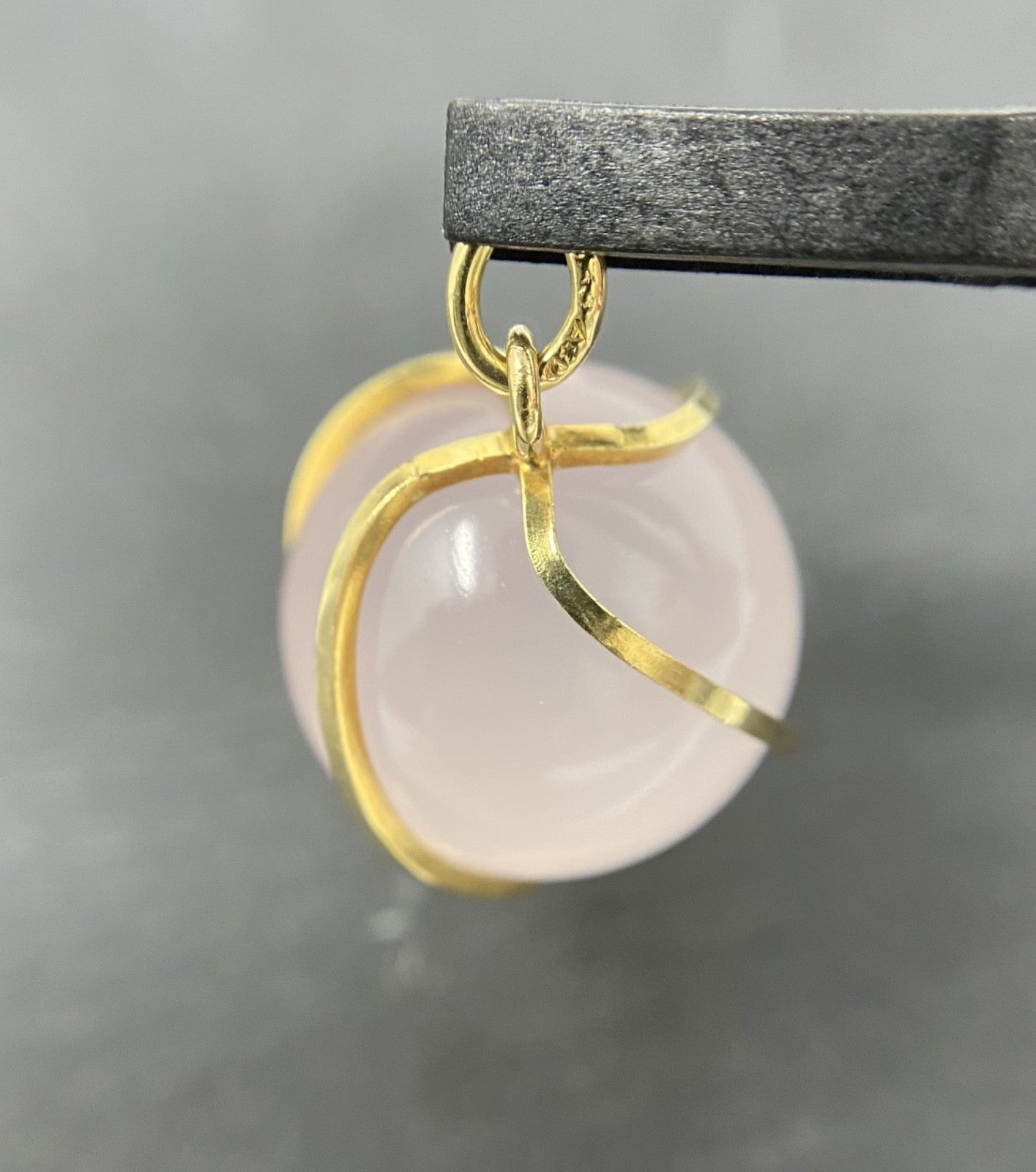 Rosenquarz Anhänger in 8 Karat Gold – Kugelform mit moderner Fassung