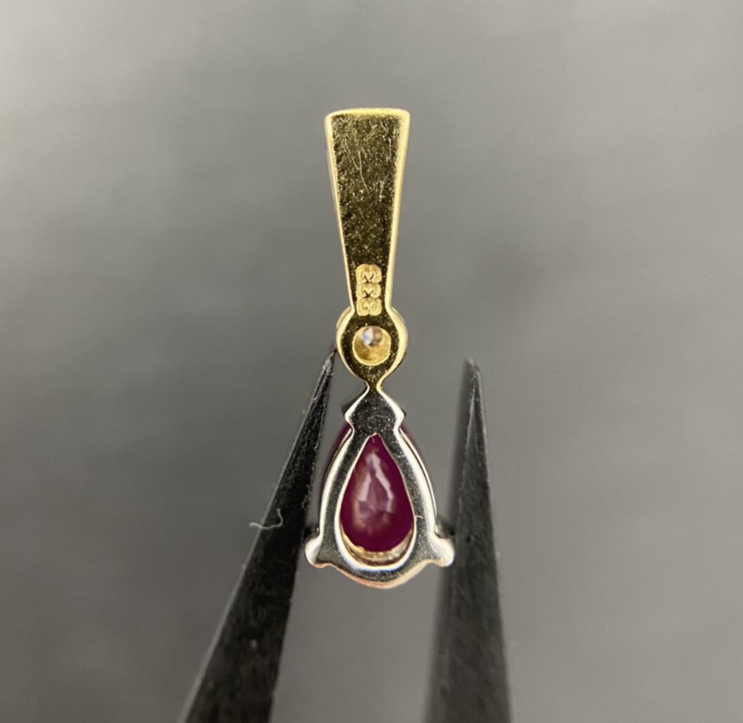Brillantanhänger mit ca. 0,6 ct Rubin - Goldanhänger in 333