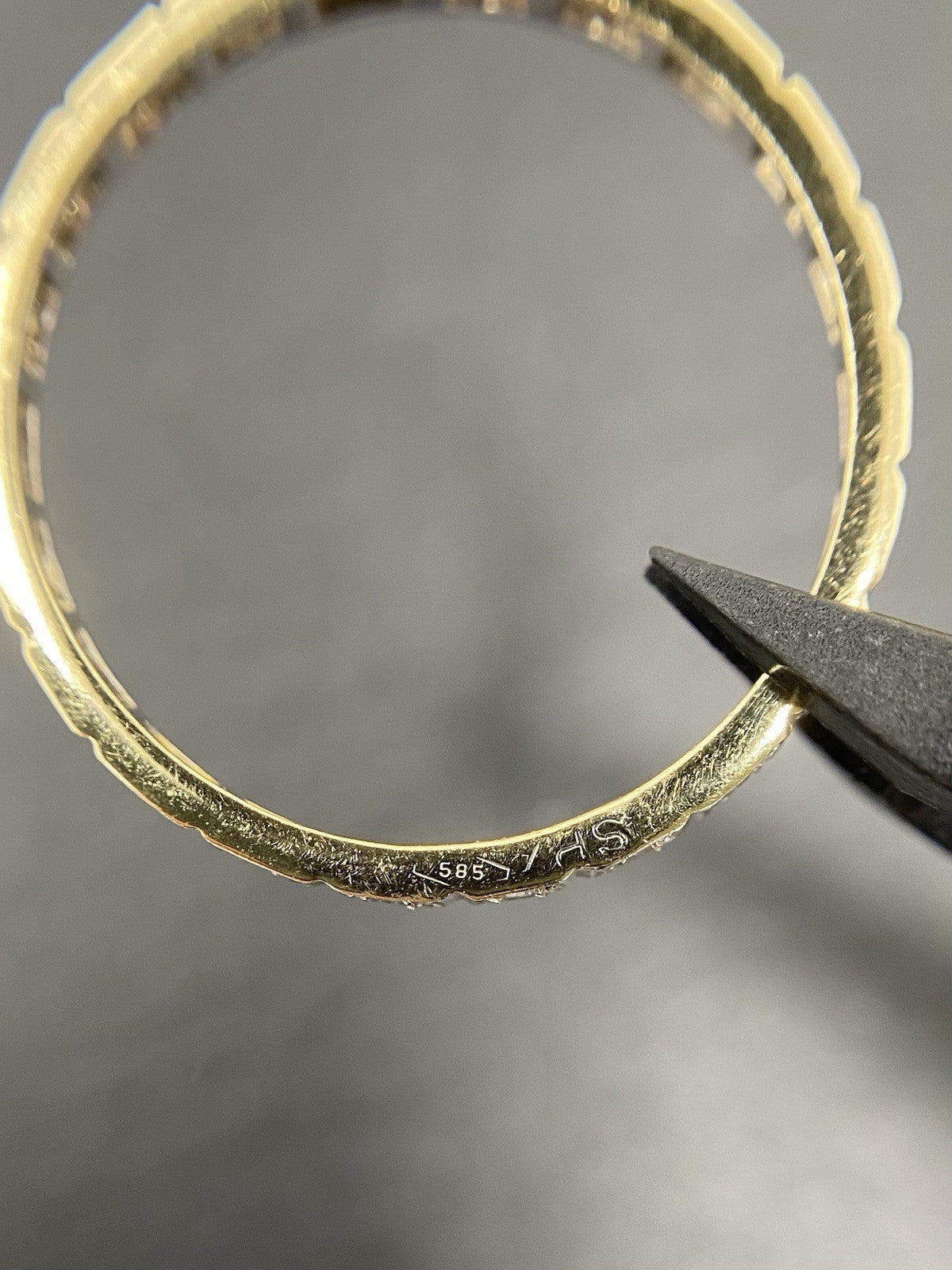 14 Karat Goldring mit Diamantsplittern in Kanalfassung | 14K / 585 Gr. 63