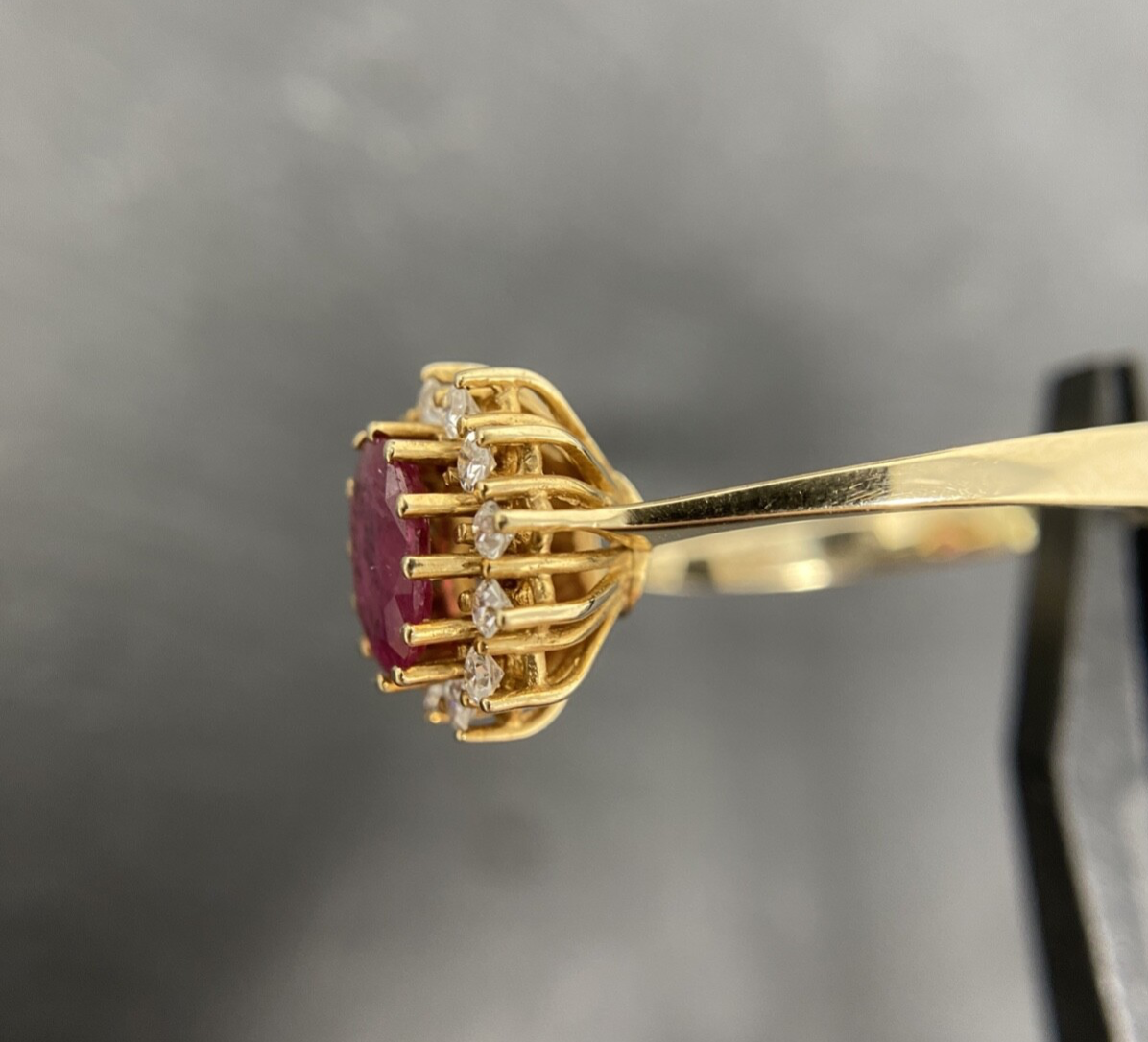 14 Karat Goldring mit Ovalem Rubin und Diamant-Halo Haloring | Gr. 57 14K/585