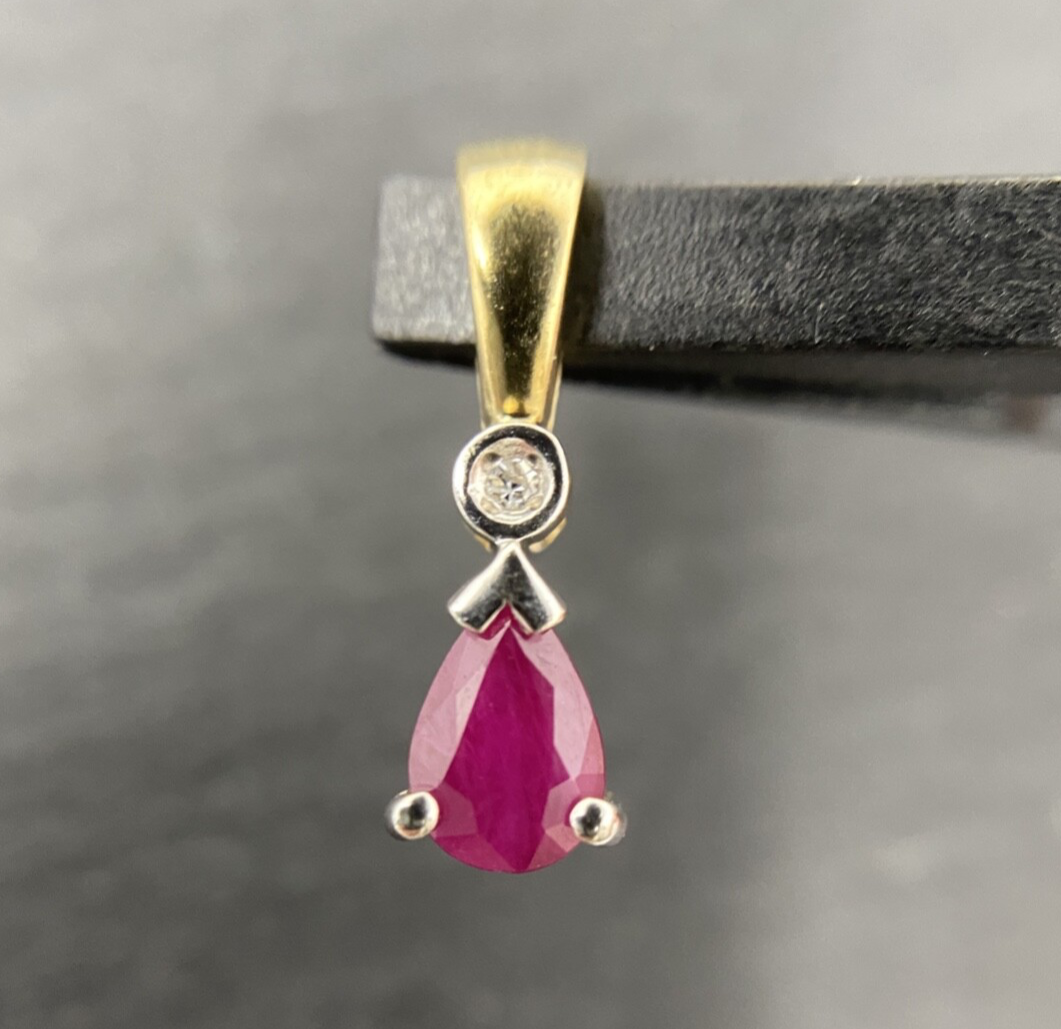 Brillantanhänger mit ca. 0,6 ct Rubin - Goldanhänger in 333