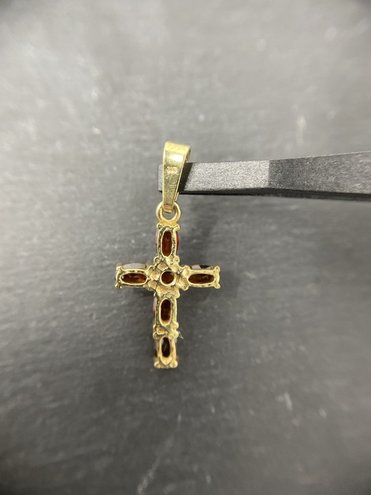 Gold Kreuzanhänger mit echten Granaten – 8 Karat Gelbgold