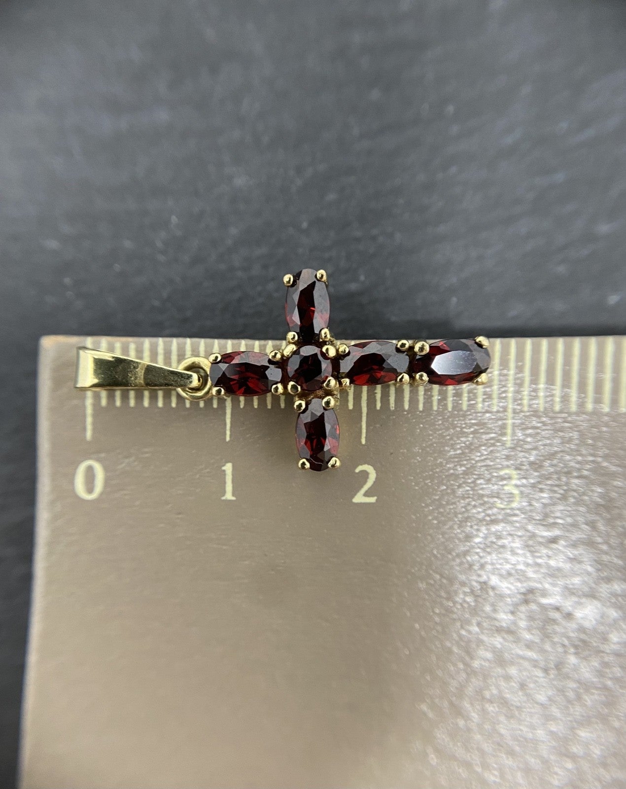 Gold Kreuzanhänger mit echten Granaten – 8 Karat Gelbgold