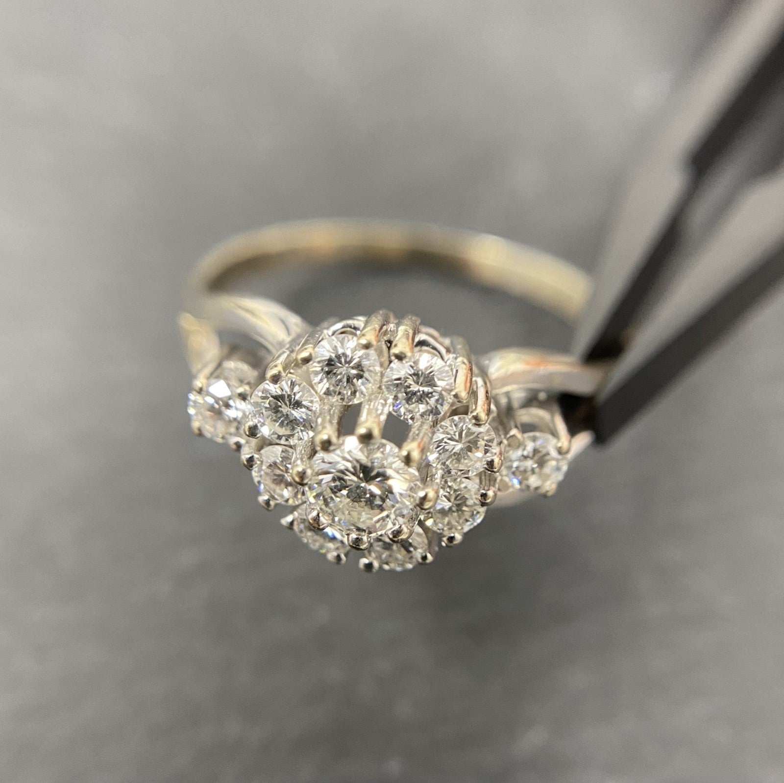 14 Karat Weißold-Rng mit funkelndem ca. 1,5ct Diamant-Blütencluster | 14K/585