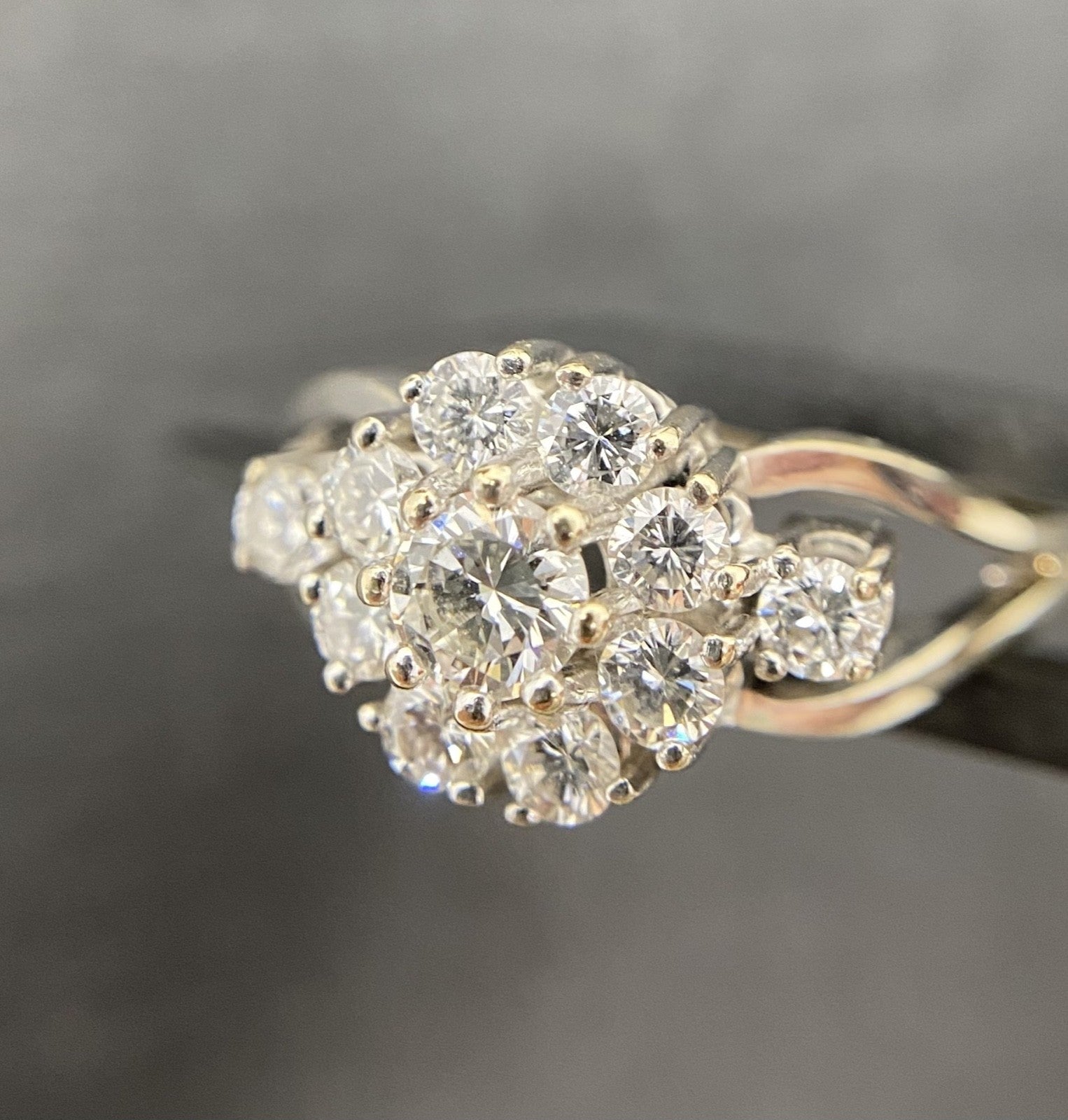 14 Karat Weißold-Rng mit funkelndem ca. 1,5ct Diamant-Blütencluster | 14K/585