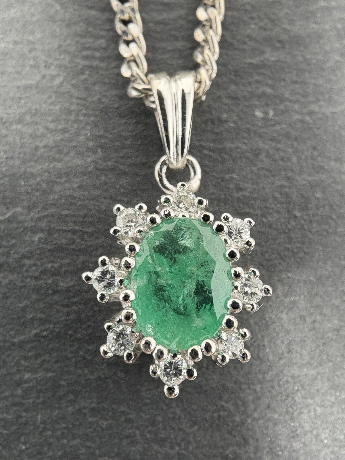 Weißgold Anhänger mit Kette | Brillanten Smaragd 14K/585 Weißgold Entourage