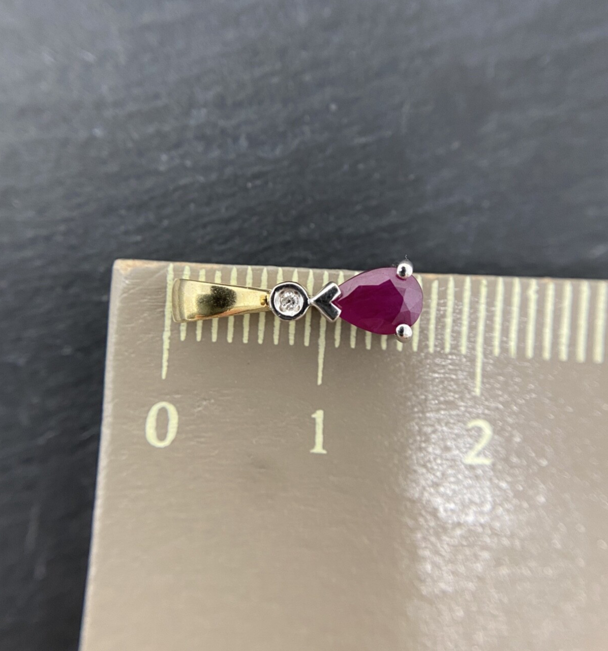 Brillantanhänger mit ca. 0,6 ct Rubin - Goldanhänger in 333