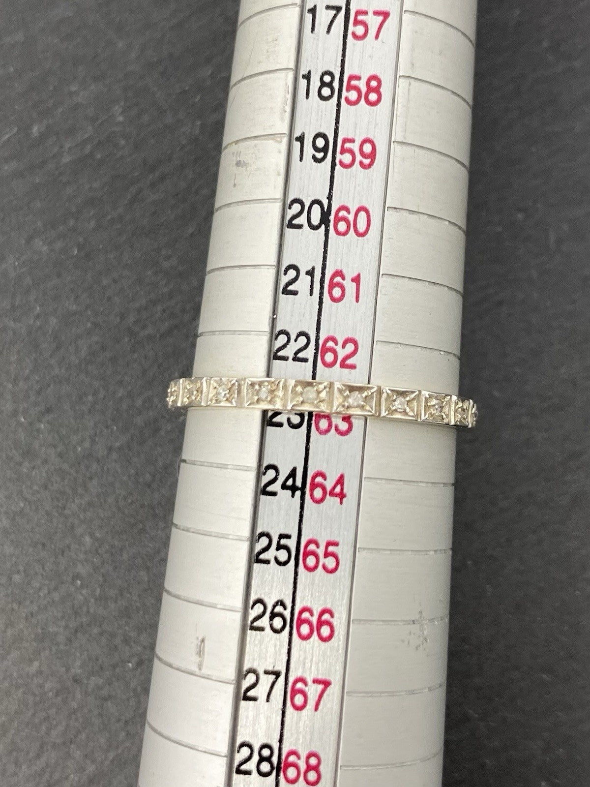 14 Karat Goldring mit Diamantsplittern in Kanalfassung | 14K / 585 Gr. 63