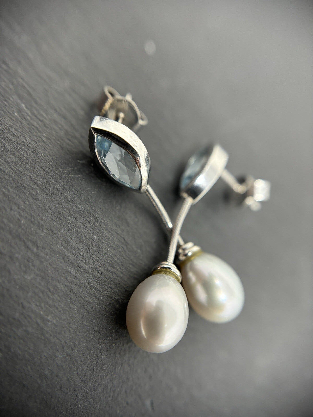 Ohrringe 14Karat Weißgold mit Blautopasen und Perlen 