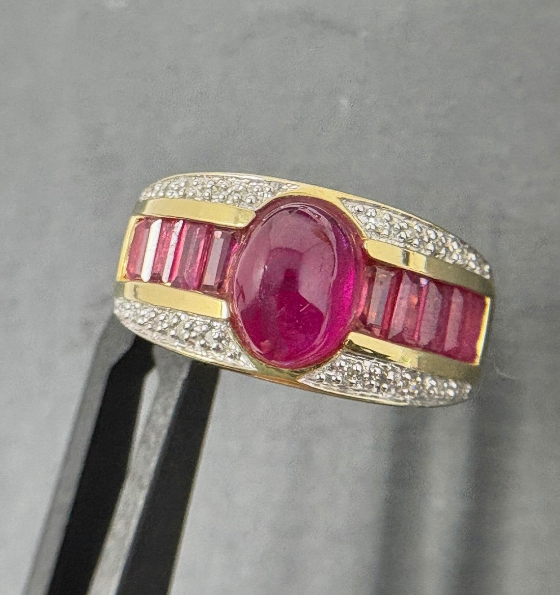 Cabochon Rubin 18K/750 Diamanten Gelbgold